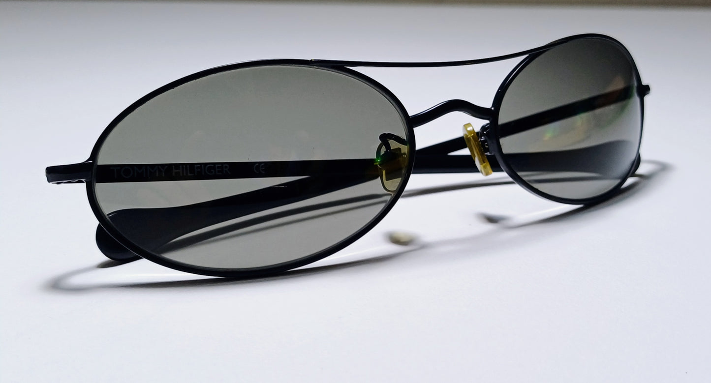 1990's TOMMY HILFIGER sunglasses made in Italy Model oval  black Bayonet temples