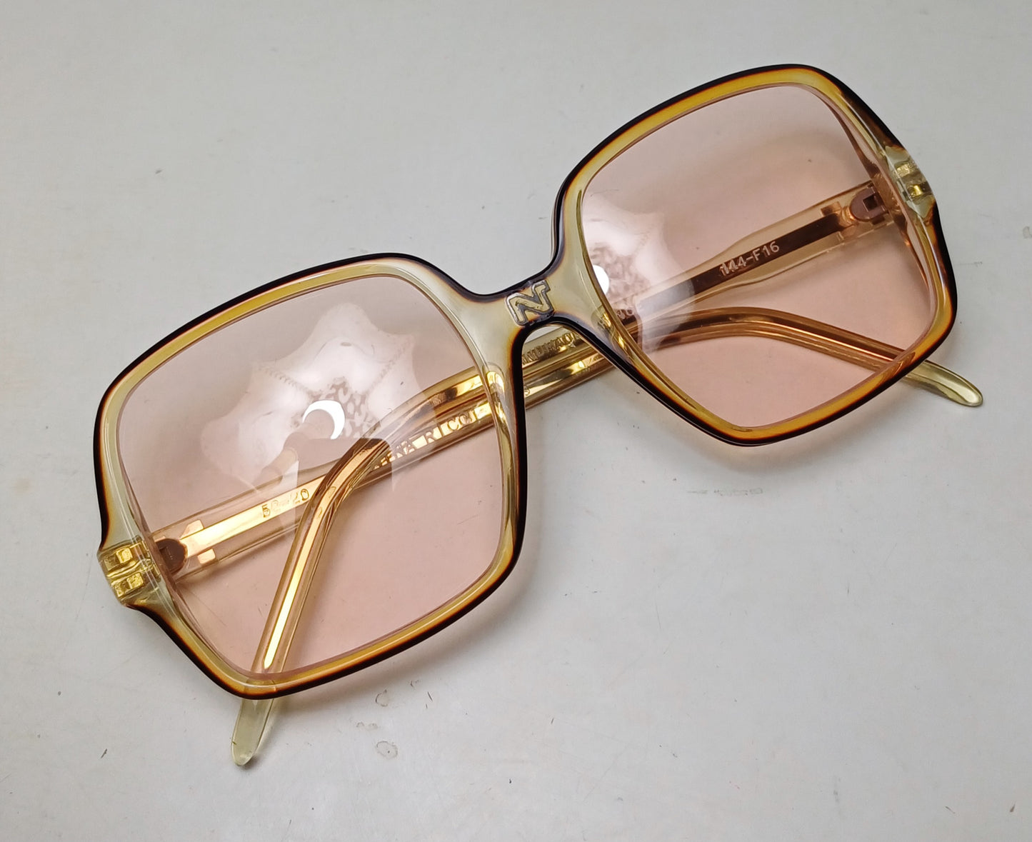 1970's NINA RICCI made in France sunglasses square / lens pink light